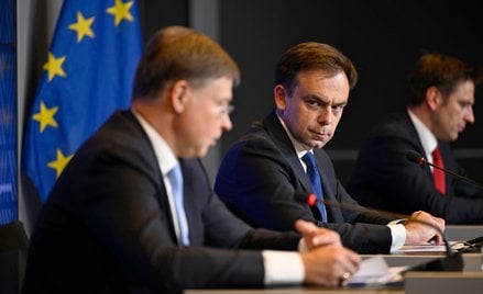 Przewodnictwo Polski w Radzie UE. Minister finansów Andrzej Domański (C) na konferencji prasowej po 