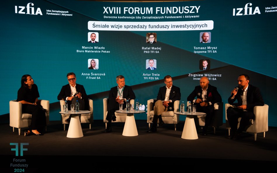 Uczestnicy debaty „Śmiałe wizje sprzedaży funduszy inwestycyjnych” podczas drugiego dnia XVIII Forum