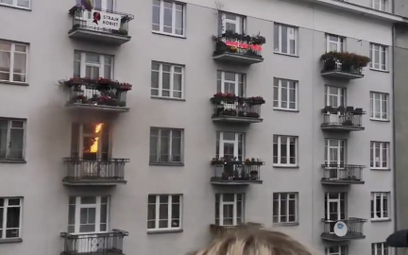 Podpalone mieszkanie na trasie Marszu Niepodległości