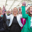 Michelle O'Neill (w środku), wiceprzewodnicząca Sinn Féin, która ma zostać pierwszą minister Irlandi