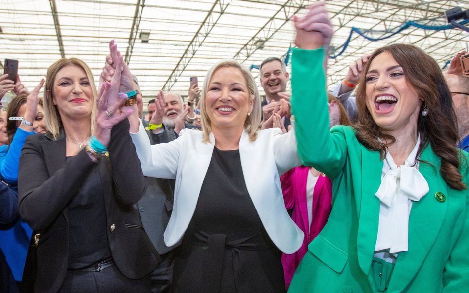 Michelle O'Neill (w środku), wiceprzewodnicząca Sinn Féin, która ma zostać pierwszą minister Irlandi