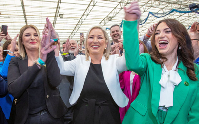 Michelle O'Neill (w środku), wiceprzewodnicząca Sinn Féin, która ma zostać pierwszą minister Irlandi