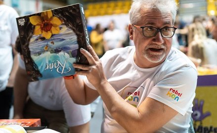 Wojtek Chuchla podczas prezentacji gry. Słynie w środowisku ze świetnego tłumaczenia zasad