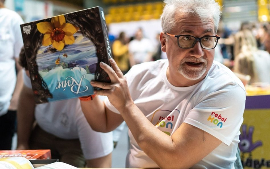Wojtek Chuchla podczas prezentacji gry. Słynie w środowisku ze świetnego tłumaczenia zasad