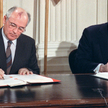 Rok 1987, podpisywanie Traktatu Waszyngtońskiego z Ronaldem Reaganem: po raz ostatni jak równy z rów