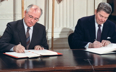 Rok 1987, podpisywanie Traktatu Waszyngtońskiego z Ronaldem Reaganem: po raz ostatni jak równy z rów