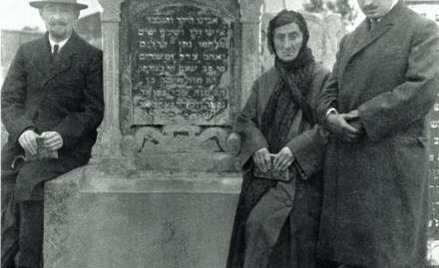 Szalom Asz (z prawej) przy grobie dziadka na cmentarzu żydowskim w Kutnie