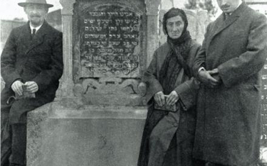 Szalom Asz (z prawej) przy grobie dziadka na cmentarzu żydowskim w Kutnie