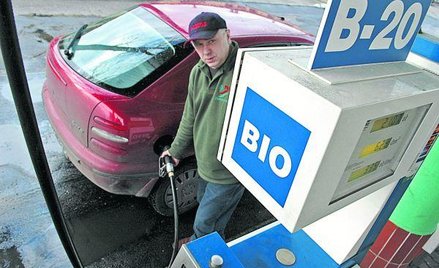 Dzięki większym ulgom ceny ekopaliwa na stacjach powinny spaść nawet o 29 groszy na litrze. Teoretyc