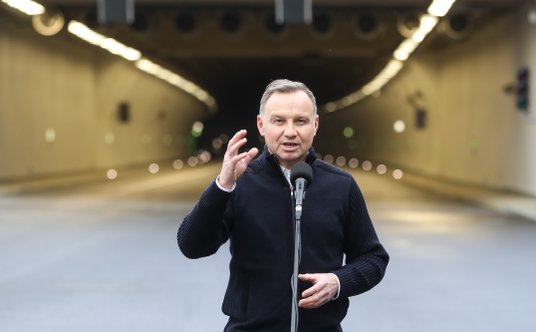 Prezydent RP Andrzej Duda podczas wizyty na budowie tunelu pod górą Luboń Mały na odcinku S7 Naprawa