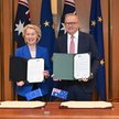 Przewodnicząca Komisji Europejskiej Ursula von der Leyen i premier Australii Anthony Albanese podcza