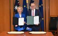 Przewodnicząca Komisji Europejskiej Ursula von der Leyen i premier Australii Anthony Albanese podcza