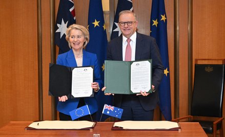 Przewodnicząca Komisji Europejskiej Ursula von der Leyen i premier Australii Anthony Albanese podcza