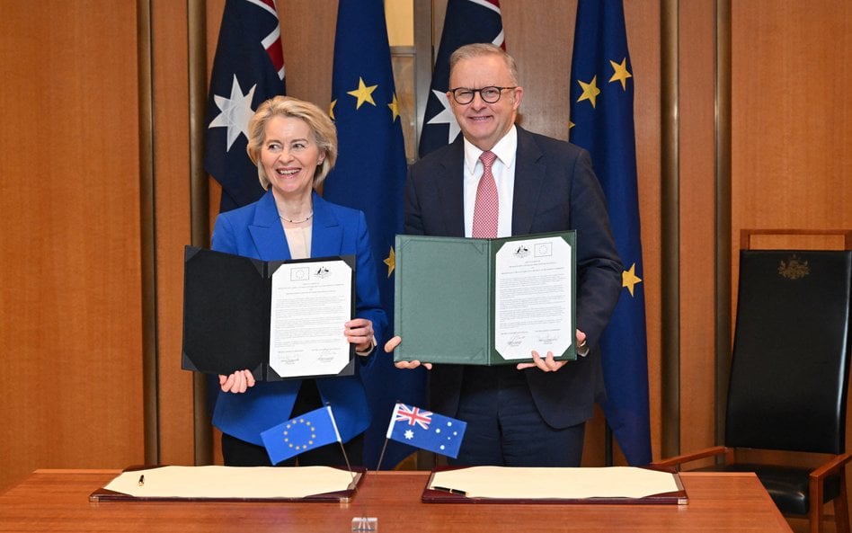 Przewodnicząca Komisji Europejskiej Ursula von der Leyen i premier Australii Anthony Albanese podcza