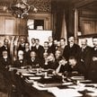 Poświęcona współpracy fizyków i chemików konferencja Solvaya w Brukseli (1911 r.): pochylona nad sto