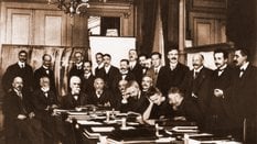 Poświęcona współpracy fizyków i chemików konferencja Solvaya w Brukseli (1911 r.): pochylona nad sto