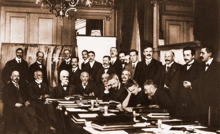 Poświęcona współpracy fizyków i chemików konferencja Solvaya w Brukseli (1911 r.): pochylona nad sto