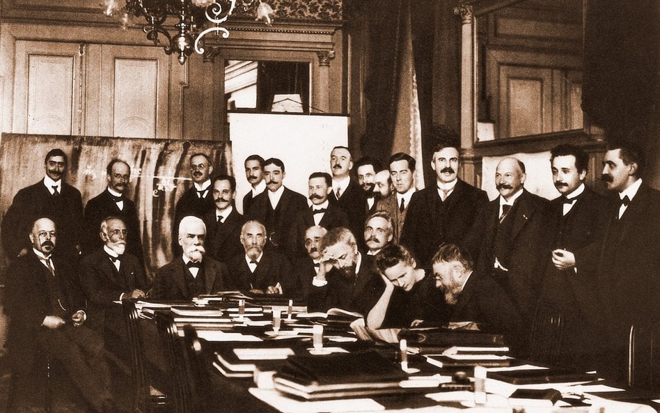 Poświęcona współpracy fizyków i chemików konferencja Solvaya w Brukseli (1911 r.): pochylona nad sto