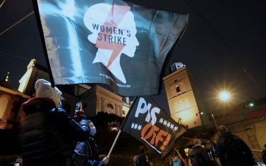 Uniwersytet Warszawski odniósł się do wykluczania studentów z zajęć za wykorzystanie znaku Strajku Kobiet