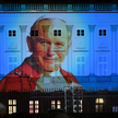 Iluminacja przedstawiająca Jana Pawła II na Pałacu Prezydenckim