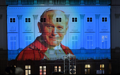 Iluminacja przedstawiająca Jana Pawła II na Pałacu Prezydenckim