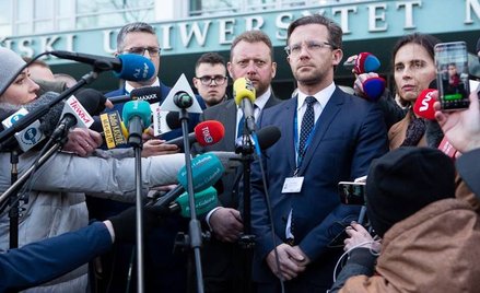 Minister Łukasz Szumowski i dr Tomasz Stefaniak, jeden z operujących lekarzy, przed Uniwersyteckim C