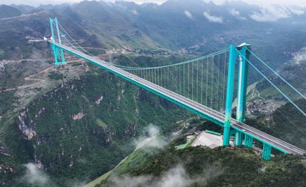 Huajiang Grand Canyon Bridge jest niemal dwukrotnie wyższy od Wieży Eiffla
