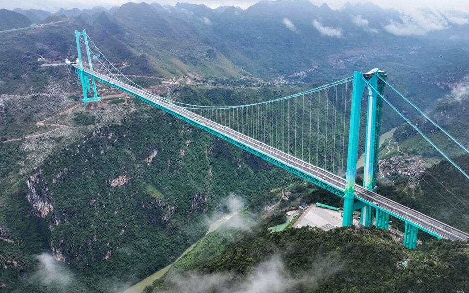 Huajiang Grand Canyon Bridge jest niemal dwukrotnie wyższy od Wieży Eiffla