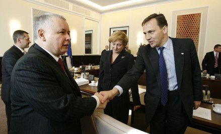 Jarosław Kaczyński i Radosław Sikorski jeszcze jako koledzy z rządu - październik 2006 r.