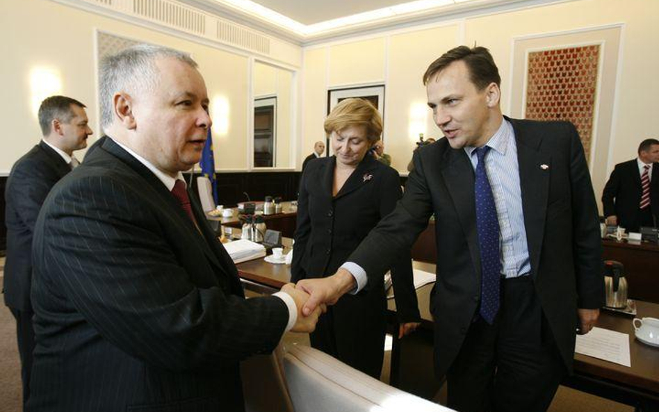 Jarosław Kaczyński i Radosław Sikorski jeszcze jako koledzy z rządu - październik 2006 r.