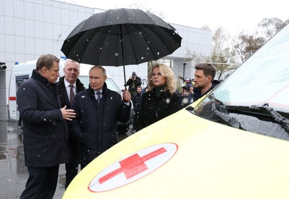 Władimir Putin i minister zdrowia Rosji Michaił Muraszko podczas inspekcji opancerzonego ambulansu w