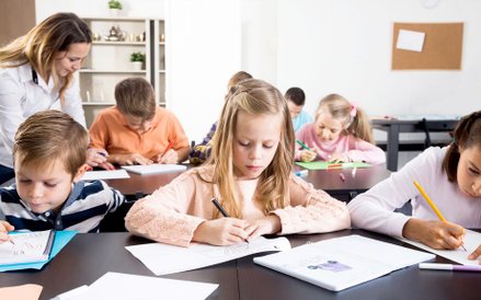 Od tego roku szkolnego dzieci nie będą już musiały nosić książek do domu, w szkołach mają być przygo