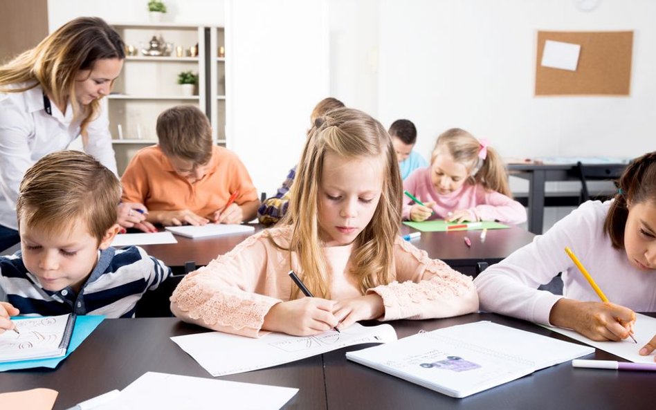 Od tego roku szkolnego dzieci nie będą już musiały nosić książek do domu, w szkołach mają być przygo