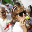 Zgromadzeni skandują hasło "Solidarność"