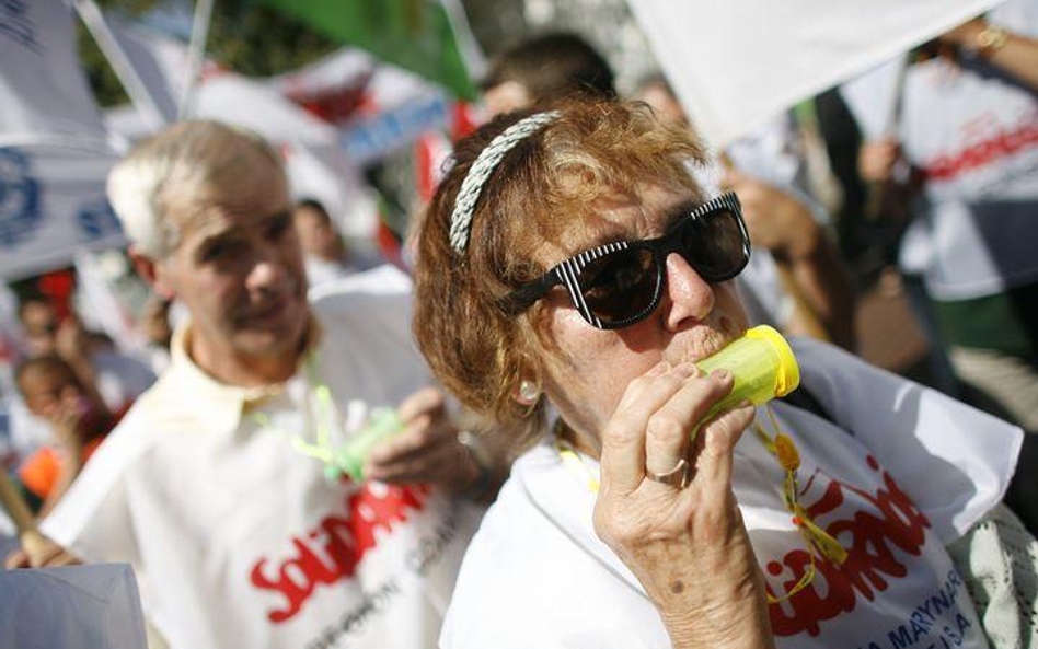 Zgromadzeni skandują hasło "Solidarność"