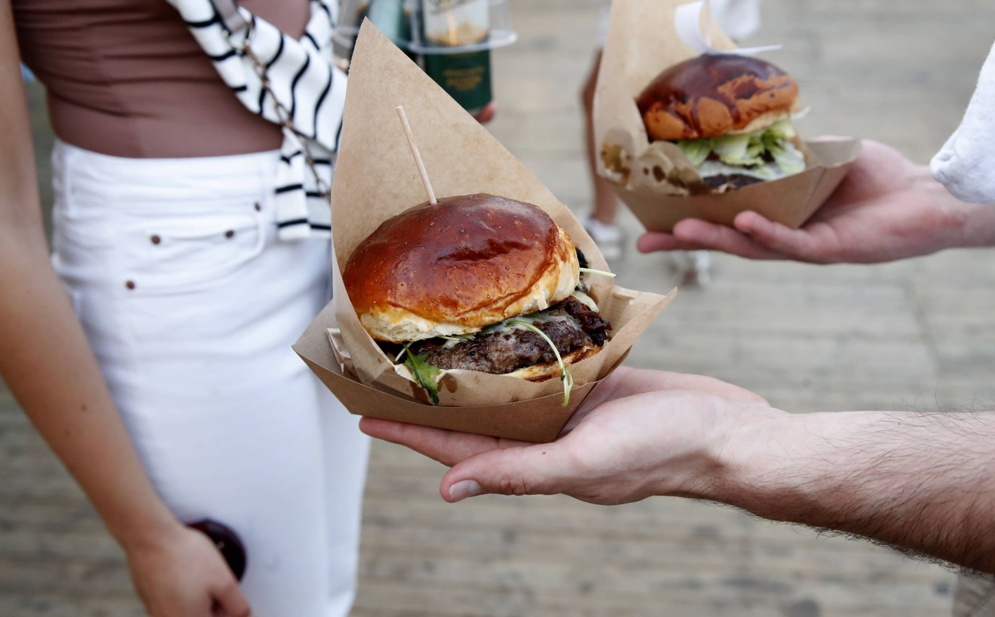 Gdzie turysta drożej zje - nad morzem czy w górach? Wakacyjne ceny jedzenia pod lupą