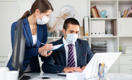 Czy pracodawca może wprowadzić obowiązek zakrywania nosa i ust na terenie zakładu pracy