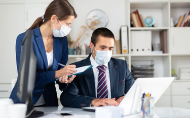 Czy pracodawca może wprowadzić obowiązek zakrywania nosa i ust na terenie zakładu pracy