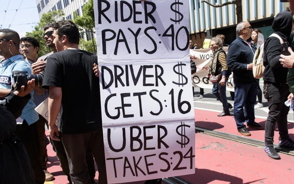 Kierowcy Ubera domagają się wyższej zapłaty za pracę.