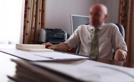 Dyrektor, rozpatrując wniosek, powinien wyłączyć się z niektórych czynności