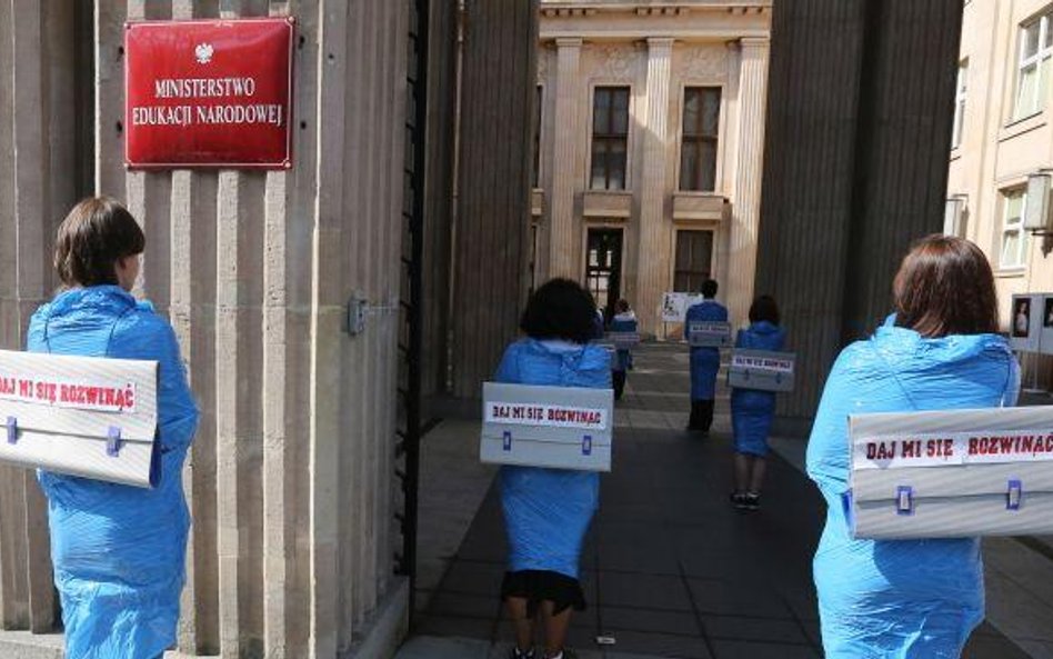 Happening pod hasłem "Daj się nam rozwinąć" przed Ministerstwem Edukacji Narodowej w Warszawie, zorg