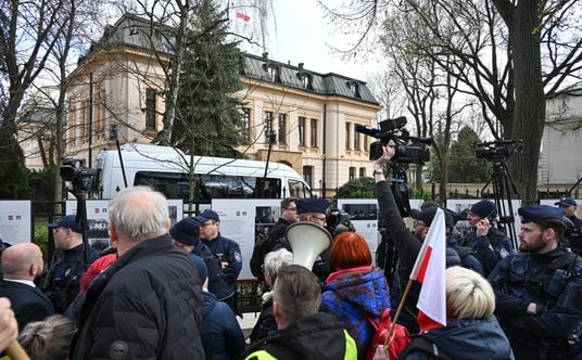 Manifestacja przed siedzibą Trybunału Konstytucyjnego w Warszawie. Biały bus przywiózł do siedziby T