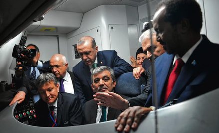 ...I do przodu! Prezydent Turcji Abdullah Gul?(pośrodku), premier i goście zagraniczni za pulpitem s