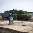 Kanclerz Niemiec Olaf Scholz i niemiecki czołg Leopard 2