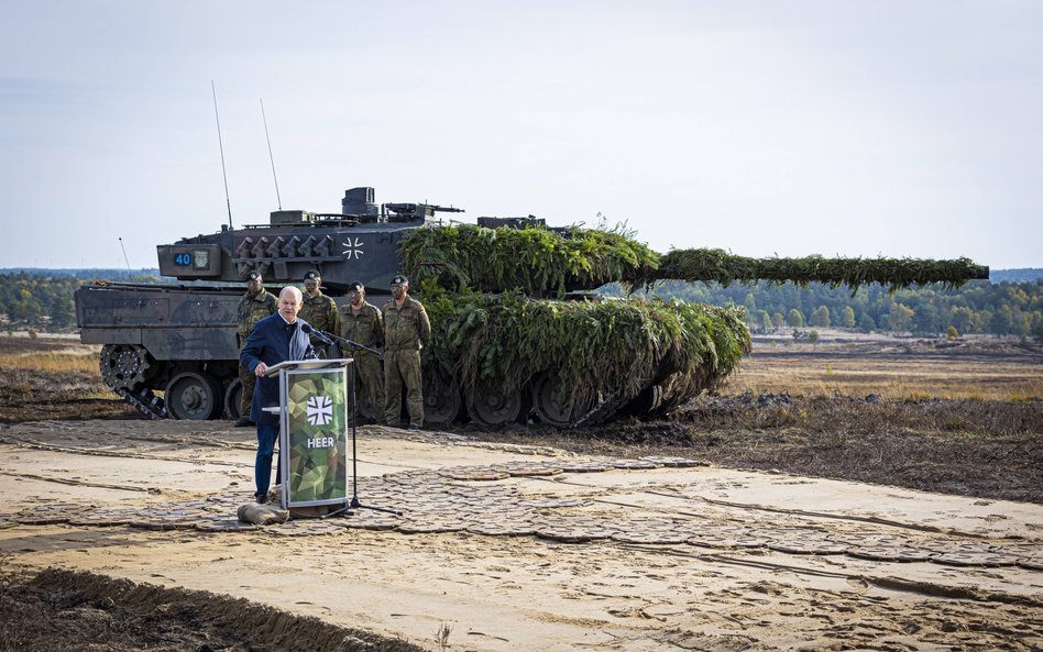 Kanclerz Niemiec Olaf Scholz i niemiecki czołg Leopard 2