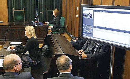 Protokolantka (w głębi) nadal jest na sali, ale zapisuje tylko zasadnicze kwestie, a nie wszystkie z