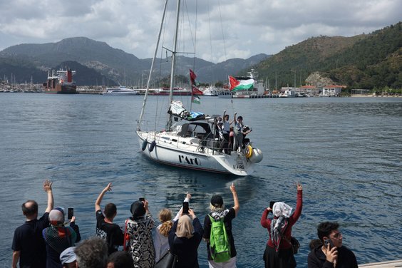 Jedna z łodzi Flotylli Sumud, wypływająca z portu Marmaris