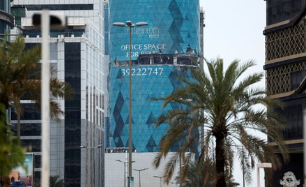 Budynek uszkodzony w wyniku doniesień o ataku irańskiego drona, w trakcie konfliktu USA i Izraela z 