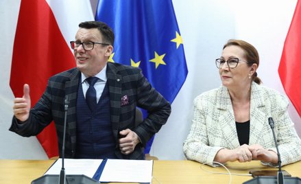 Przewodniczący sejmowej Komisji Sprawiedliwości i Praw Człowieka Marek Ast oraz wiceprzewodnicząca t