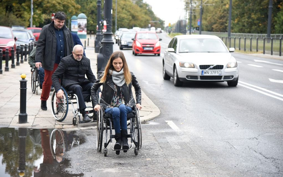 Warszawa dla niepełnosprawnych. Kandydaci usiedli na wózkach